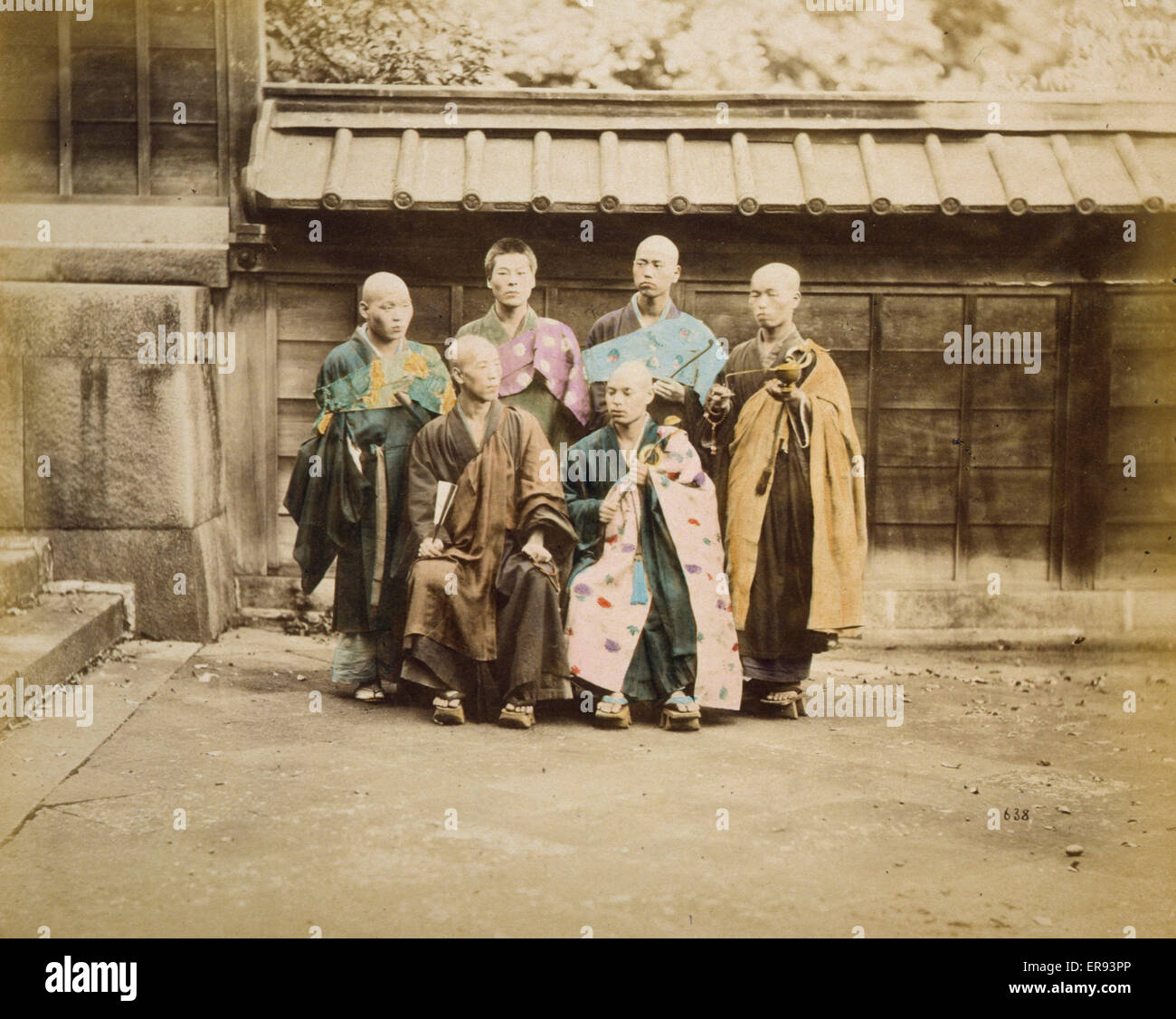 Sechs Männer, vielleicht Mönche, posierten für ein Gruppenfoto, vier Stan Stockfoto