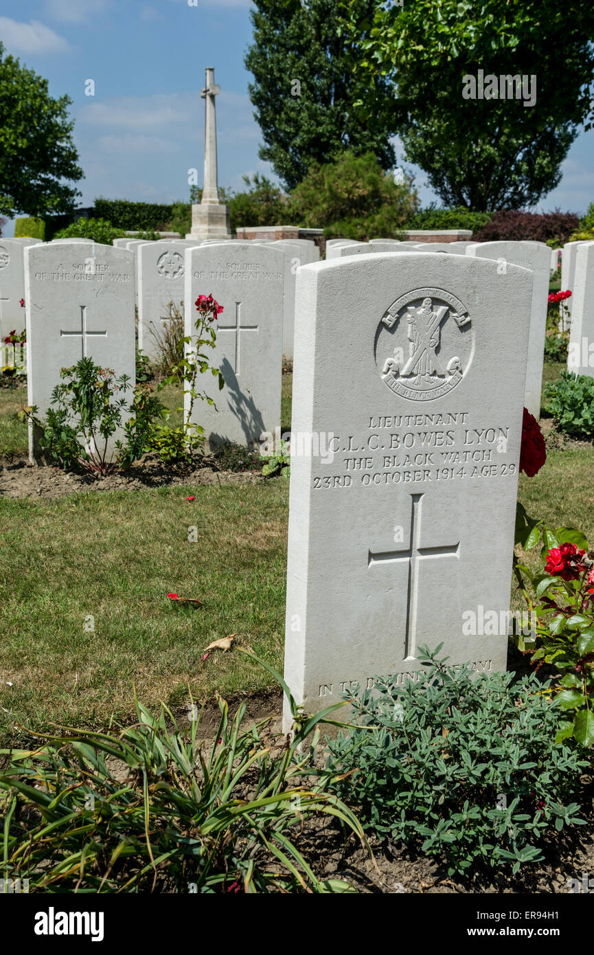 Neue irische Farm Militärfriedhof, das Grab von Lieu Bowes-Lyon, Cousin von Königin Elizabeth, die Königinmutter Stockfoto