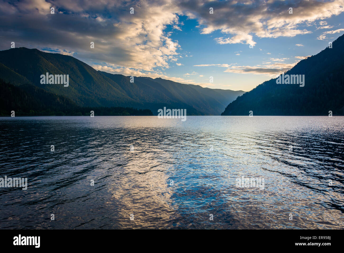 Abendlicht am Lake Crescent und Berge im Olympic Nationalpark, Washington. Stockfoto