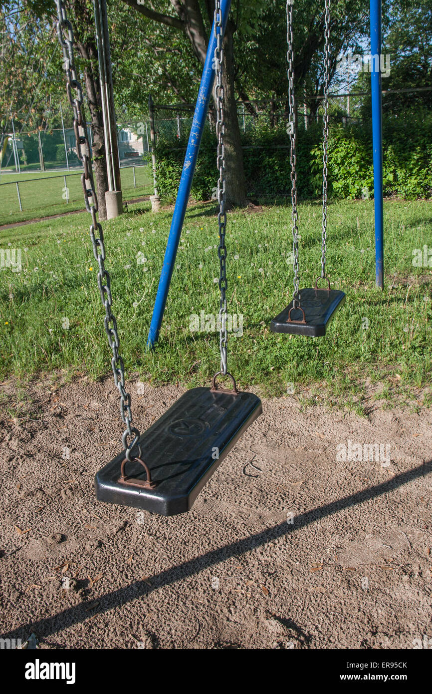 Blaue Wippe in einer Wohn Arie wo Kinder gehen können frei spielen ohne Gefahr. Stockfoto