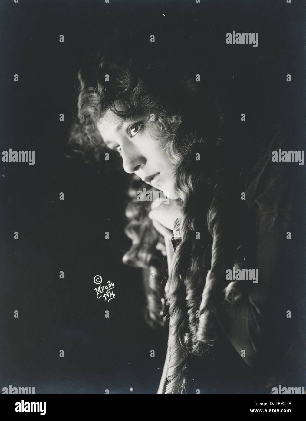 Mary Pickford, Kopf-und-Schulter-Porträt, nach links gerichtet Stockfoto