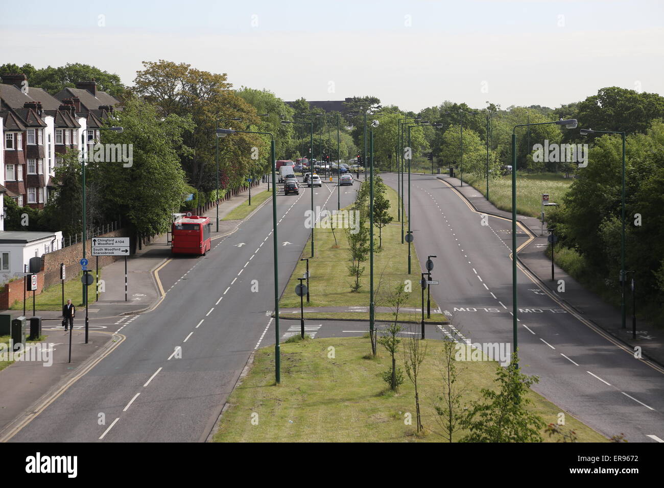Grobe Sicht auf eine städtische Schnellstraße am Whipps Cross in Nord-London. Zeigt leere Straße und Bus Haltestelle Stockfoto