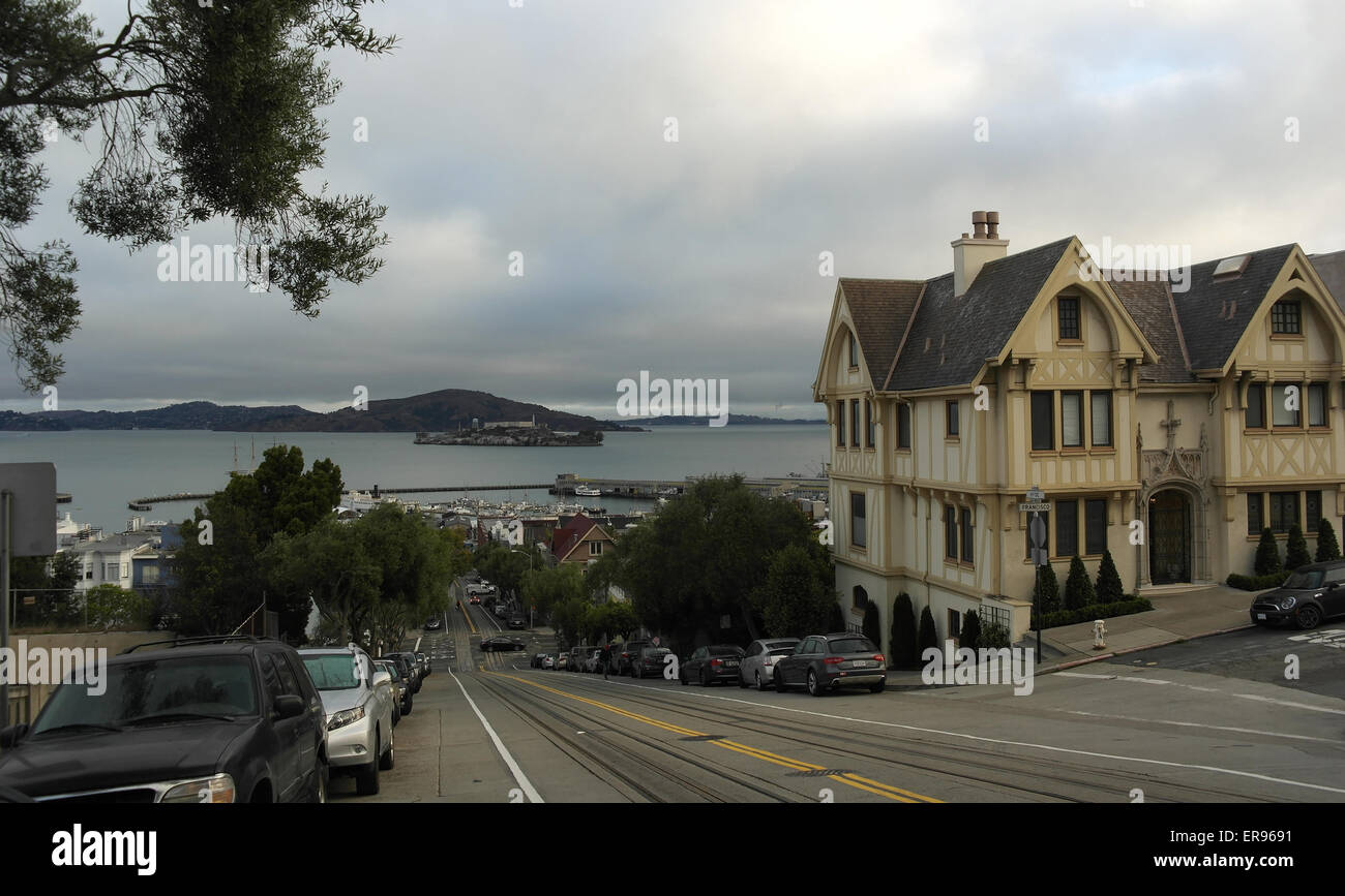 Graue Wolken anzeigen Hyde Street bei Francisco Street in Richtung Bucht von San Francisco und Alcatraz, Russian Hill, San Francisco, Kalifornien Stockfoto