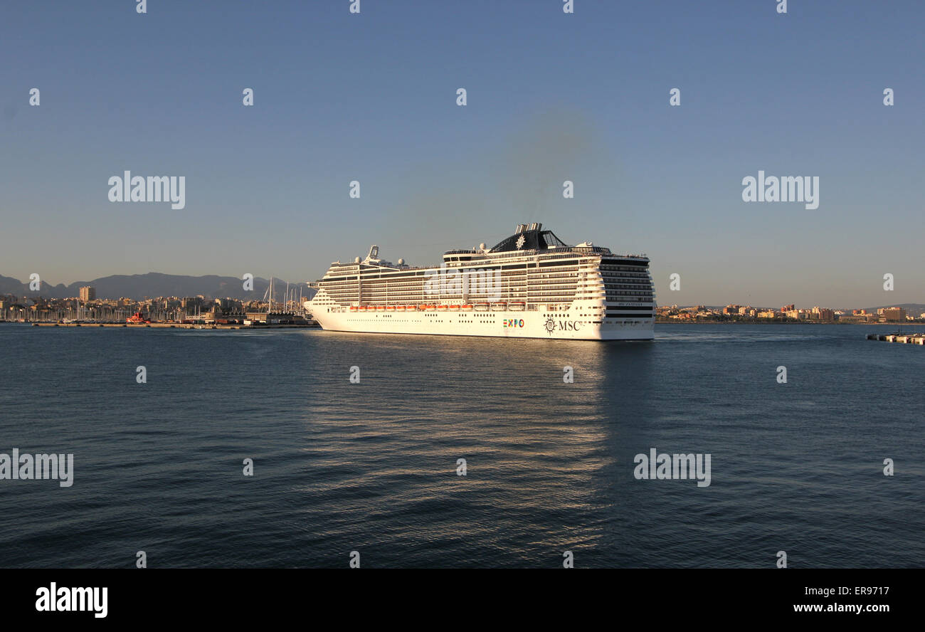 MSC Kreuzfahrten Kreuzfahrtschiff "MSC FANTASIA" (333,3 m) - Ankunft am frühen Abend im Hafen - Hafen von Palma De Mallorca / Mallorca, Stockfoto