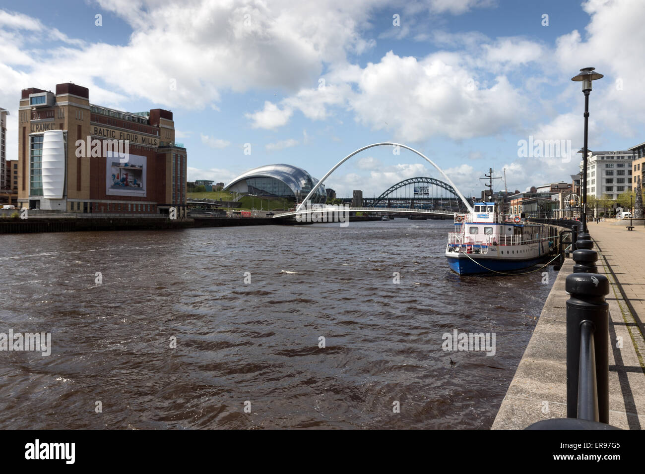 Kai in Newcastle Upon Tyne, mit der Ostsee und Salbei, Gateshead, auf der linken Seite und die Millennium Bridge und Tyne Bridge Stockfoto