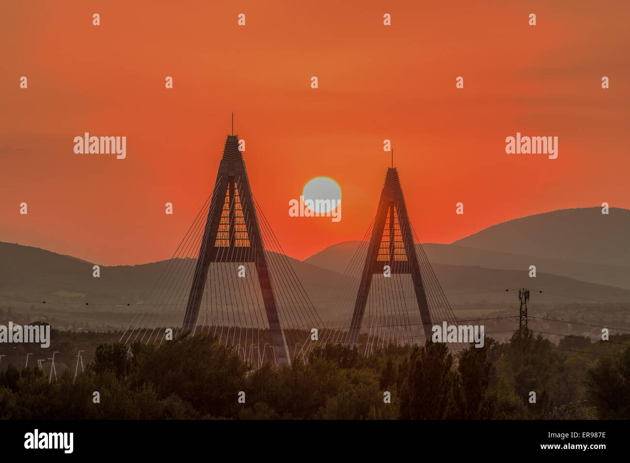 Sonnenuntergang über eine moderne Megyiery-Brücke in Budapest, Ungarn über Donau. Sicht der Industrie. Stockfoto