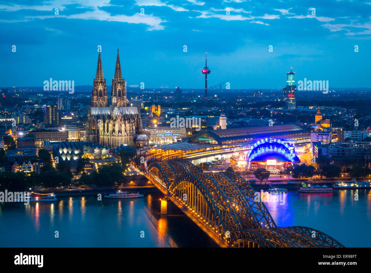 Kölner Dom und Hohenzollernbrücke in der Abenddämmerung Stockfoto