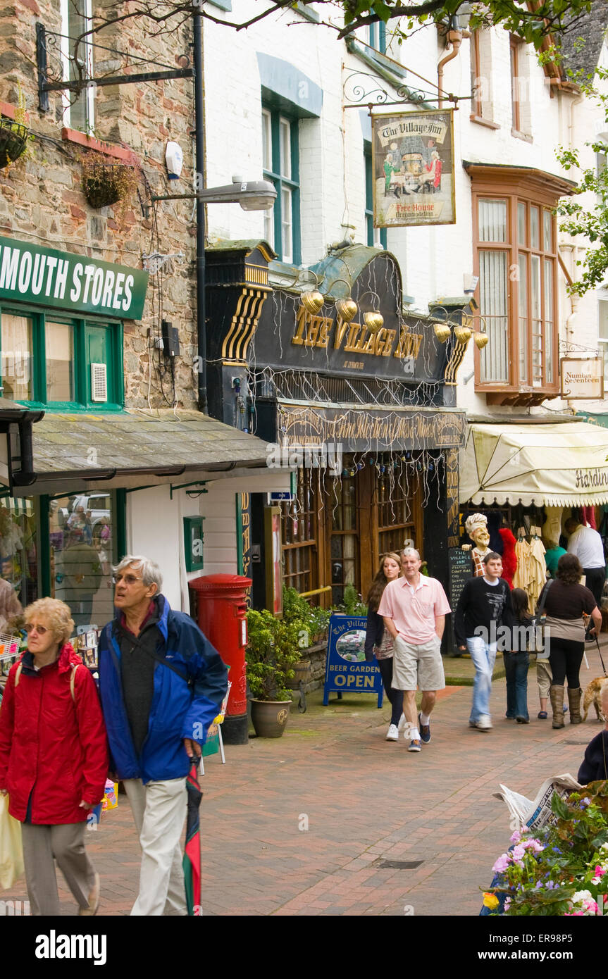 Touristen und Geschäfte In Lynmouth Street Lynmouth Nord-Devon England Stockfoto