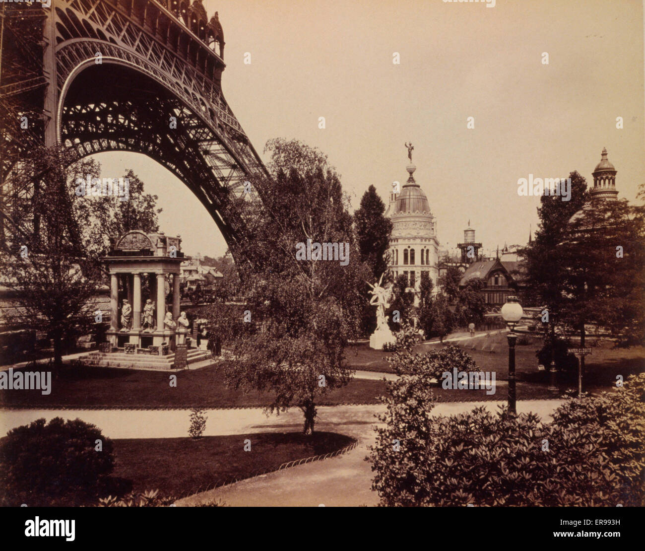 Gaspavillon, mit Fuß des Eiffelturms auf der linken Seite, Paris E. Stockfoto