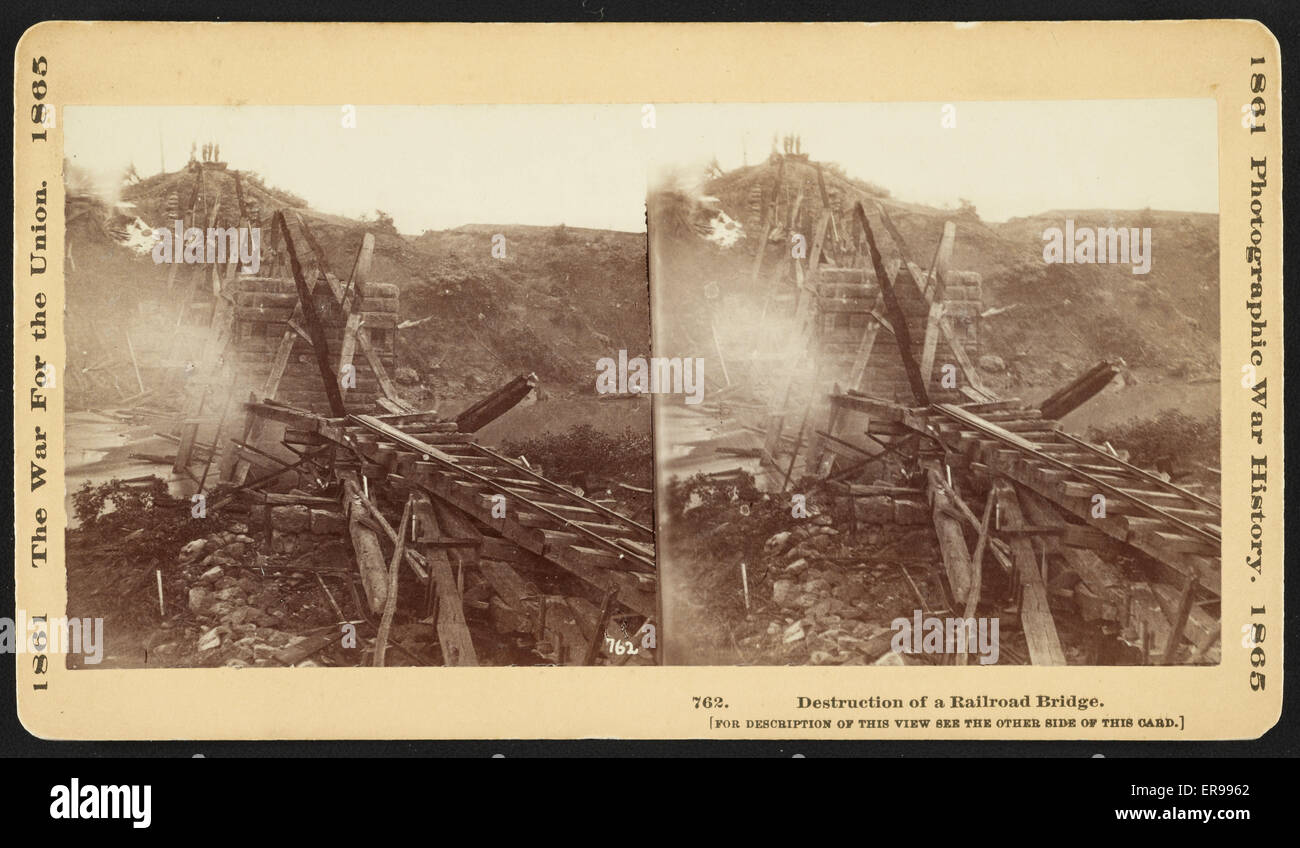 Zerstörung von einer Eisenbahnbrücke. Das Foto zeigt eine schwelende Eisenbahnbrücke auf North Ana River in Virginia. Konföderierte Truppen zerstörte die Brücke zu verlangsamen Unionssoldaten voran. (Quelle: Zeller, s. 73). Datum 26. Mai 1864, gedruckt fotografiert Stockfoto