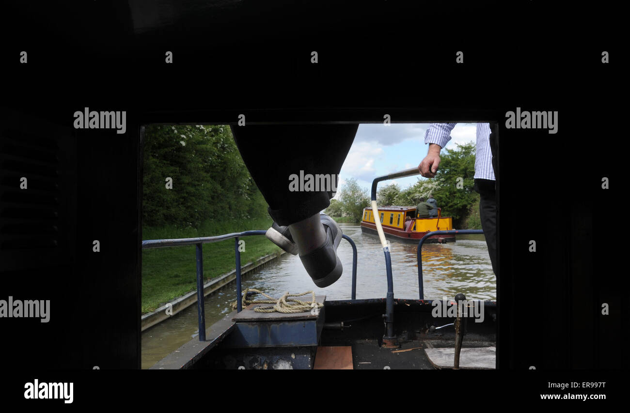 BOOTSFAHRER ENTSPANNEN AM BRITISCHEN KANAL WIEDER URLAUB WASSERSTRAßEN BARGE BARGING ENGLISCH LAND URLAUB URLAUB KANÄLE SPERREN LEINPFAD UK Stockfoto