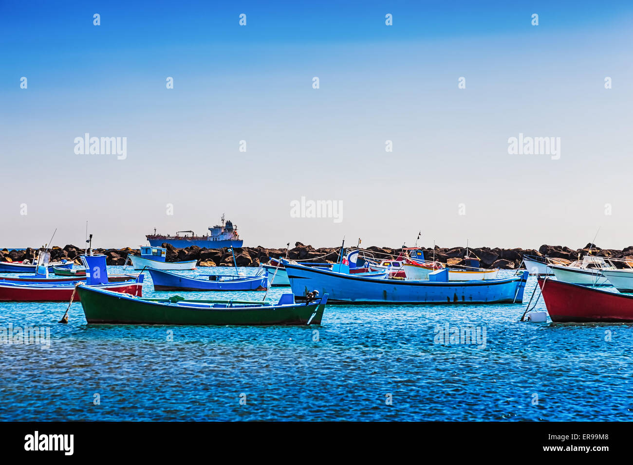 Boote auf dem Wasser im Hafen oder Hafen mit Schiff im Hintergrund Stockfoto