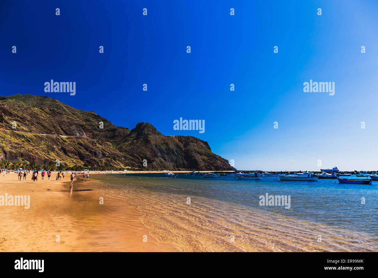 Strand Las Teresitas mit Wasser und Wellen auf gelbem Sand an Küste oder Ufer von Atlantik auf Teneriffa Kanarische Inseln, Spanien Stockfoto