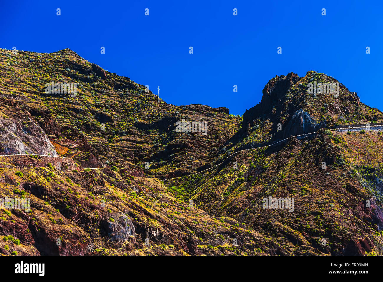 Wicklung oder Serpentine Strasse hoch in Berg oder Fels mit blauem Himmel in Teneriffa-Kanarische Inseln, Spanien im Frühling oder Sommer Stockfoto