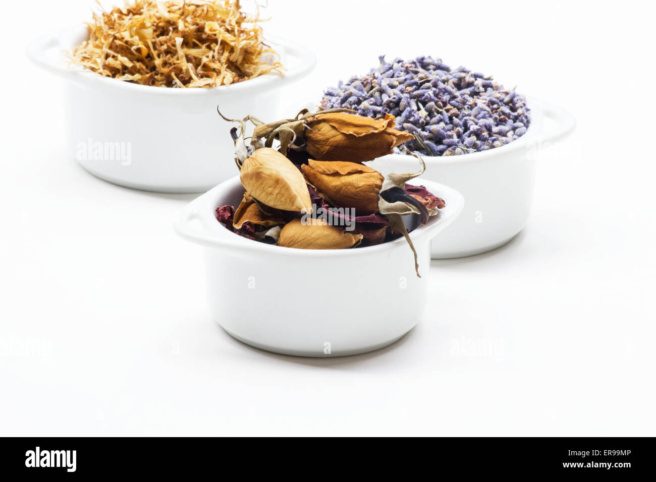 Getrockneten Lavendel, Rosenknospen und Calendula auf weißem Hintergrund Stockfoto