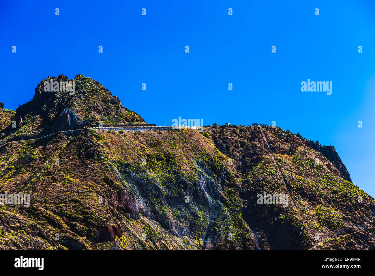 Kurvenreiche Straße hoch in Berg oder Fels mit blauem Himmel in Teneriffa-Kanarische Inseln, Spanien im Frühling oder Sommer Stockfoto