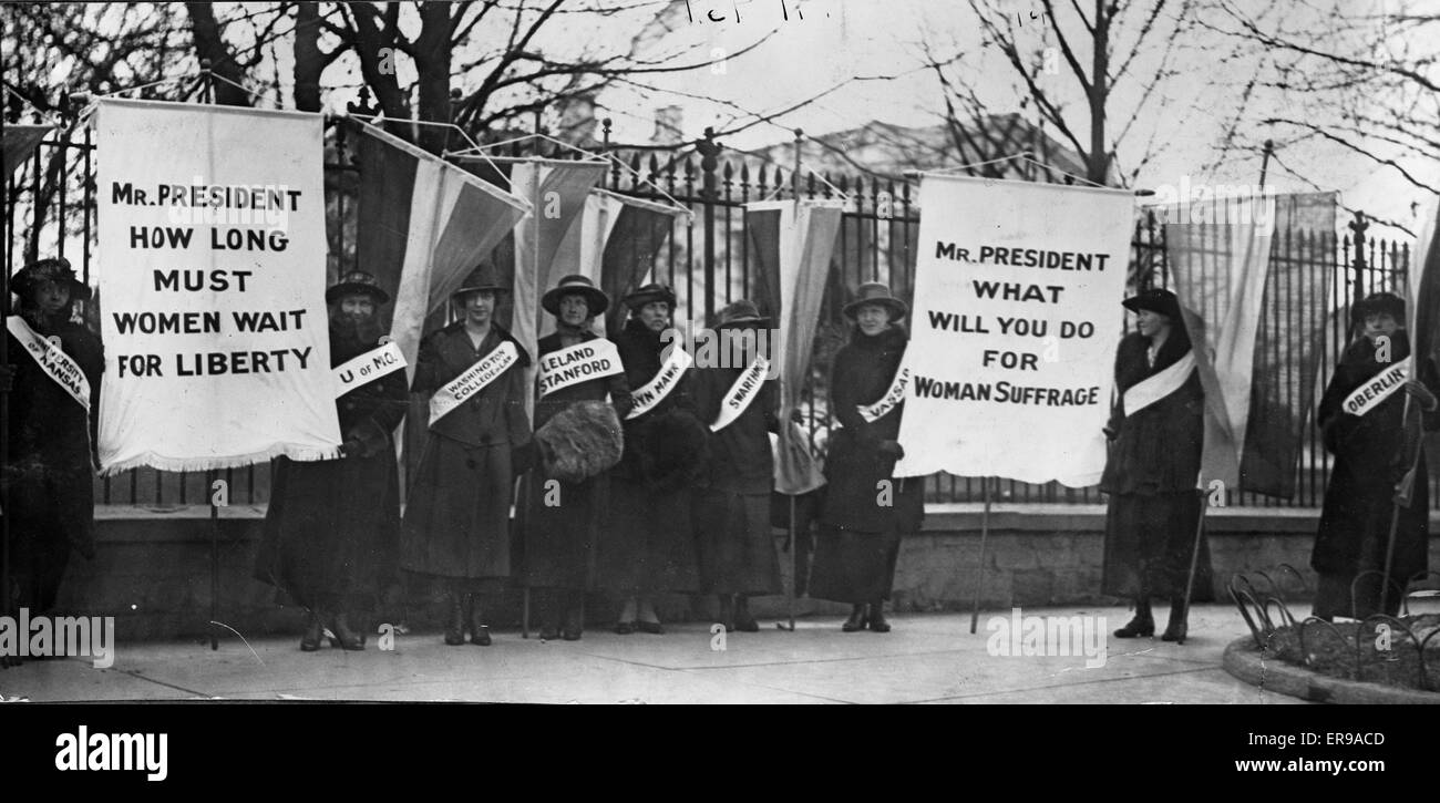 Die ersten Streikposten - College-Tag in der Streikposten. Frauen Suffragetten Streikposten vor dem weißen Haus. Datum Februar 1917. Stockfoto