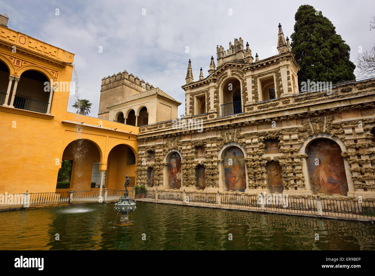 Gotischer Palast und Quecksilber Teich mit Springbrunnen am königlichen Alcazar von Sevilla Andelusia Spanien Stockfoto