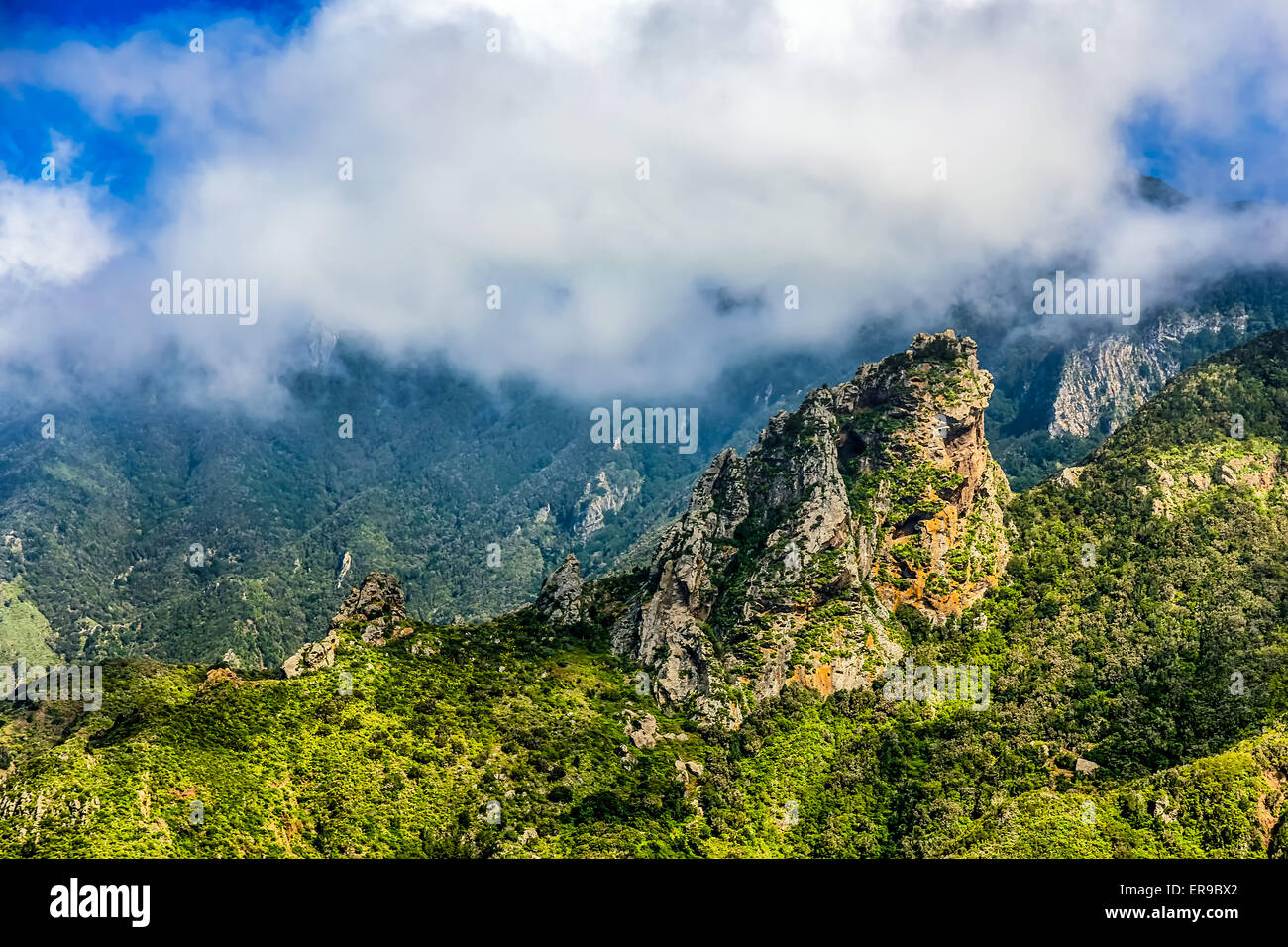 Felsen und grünen Berg mit Wolken Stockfoto