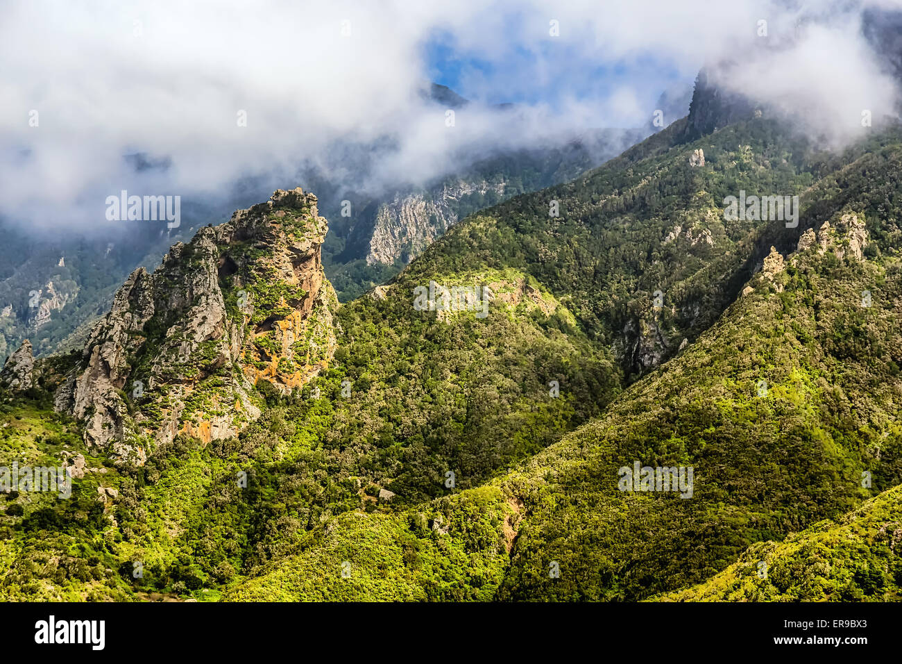 Grüne Berge und Felsen mit Wolken Stockfoto