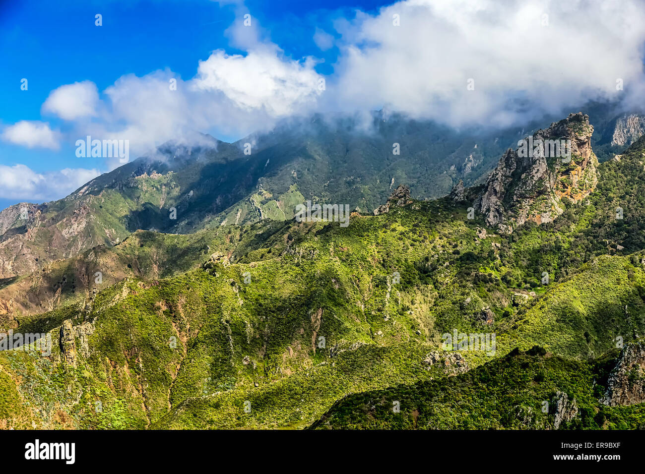 Felsen und grünen Berg mit Wolken Stockfoto