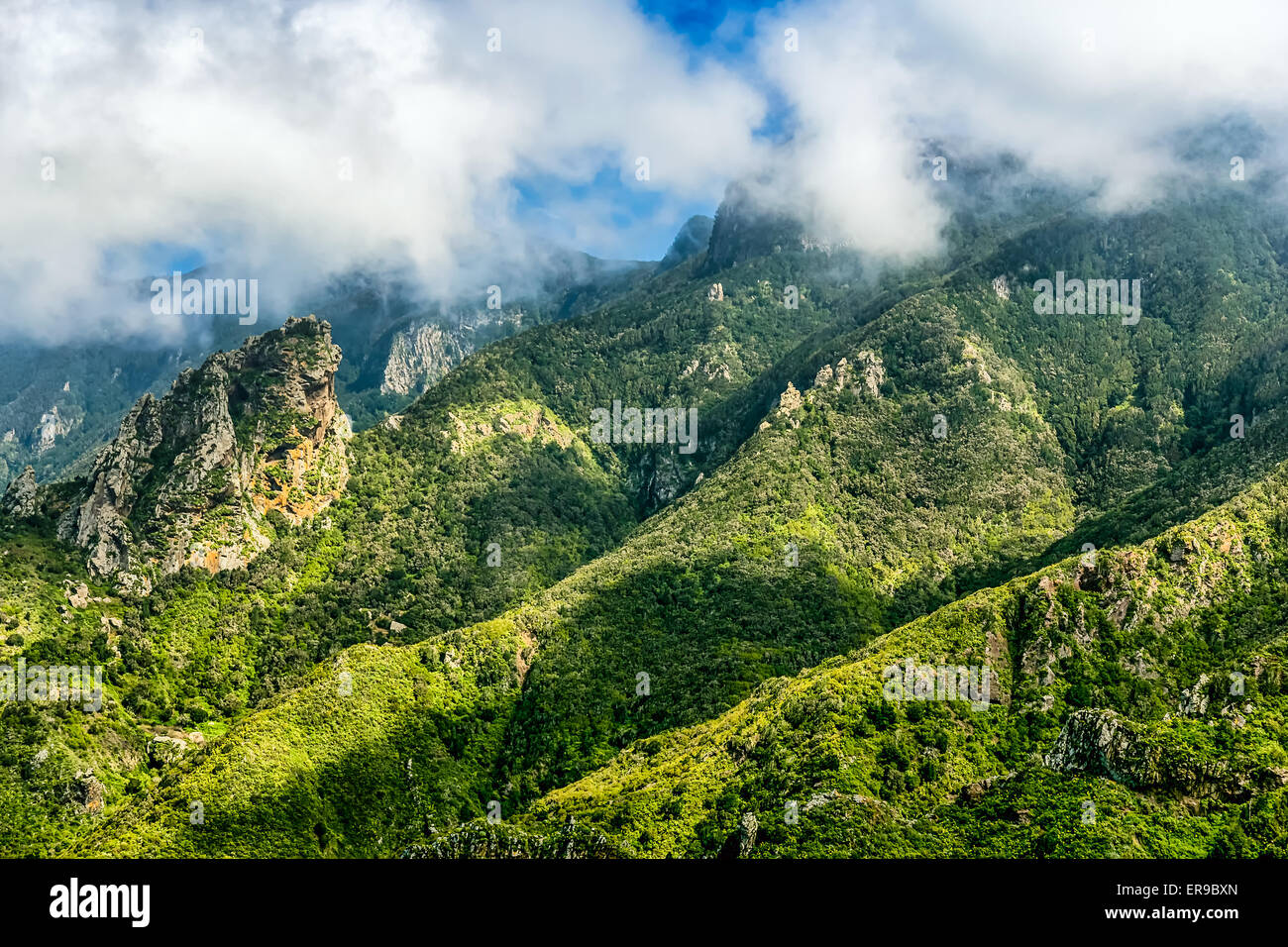 Grüne Berge und Felsen mit Wolken Stockfoto