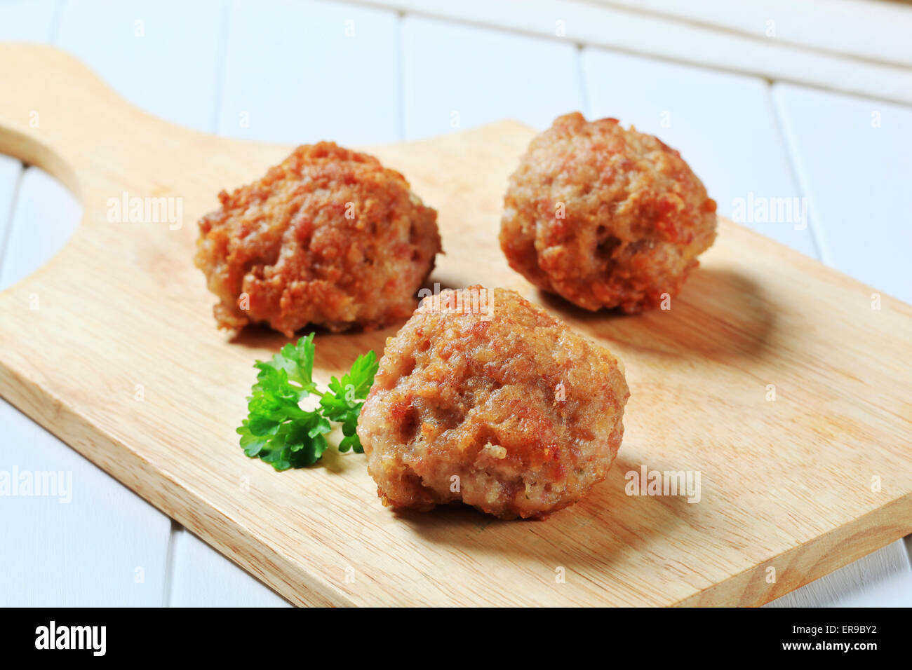 Frikadellen auf Holzbrett Stockfoto