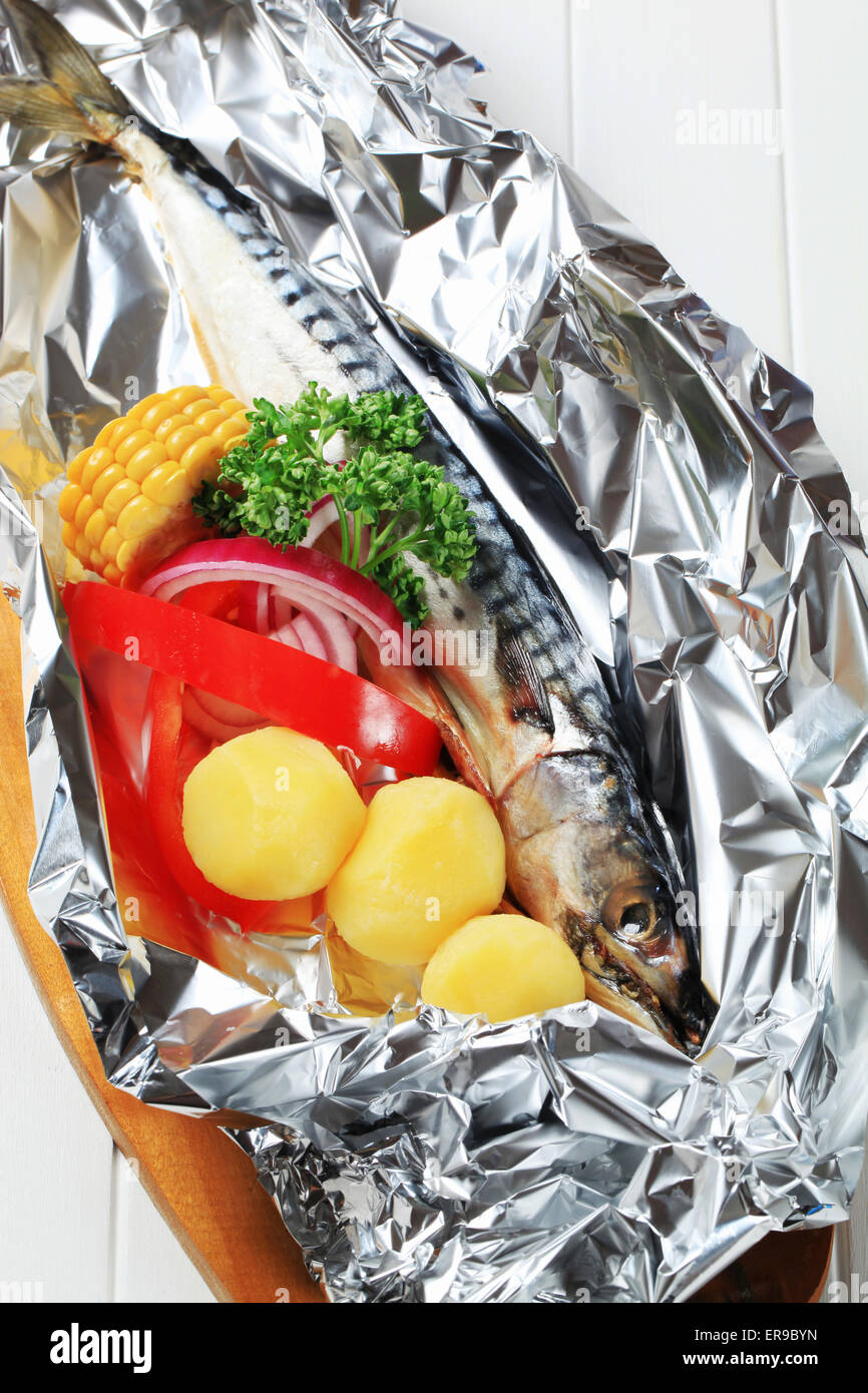 Rohe Makrele und Gemüse auf Alufolie Stockfoto