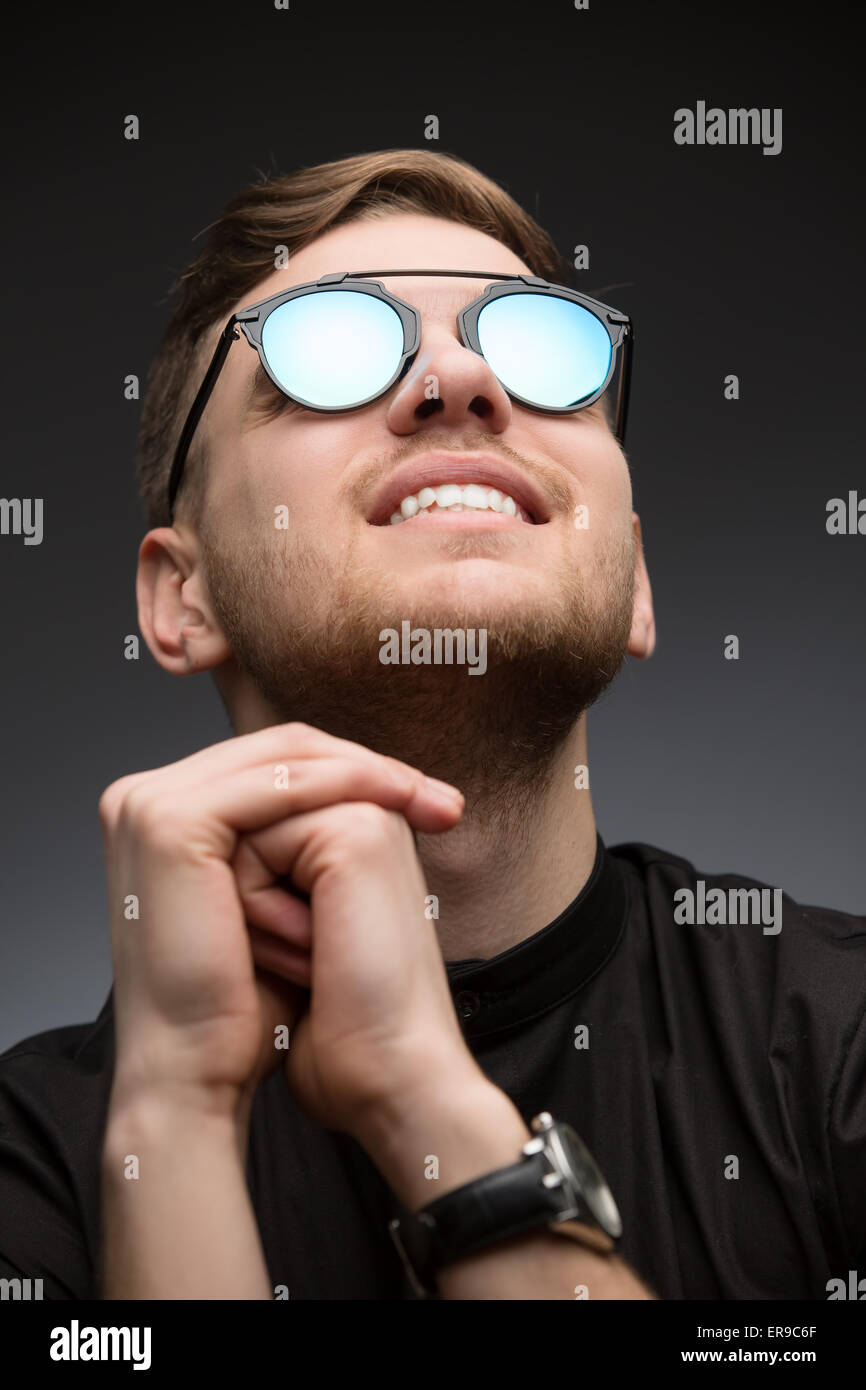 Portet junger Kerl in verspiegelten Sonnenbrillen Stockfoto