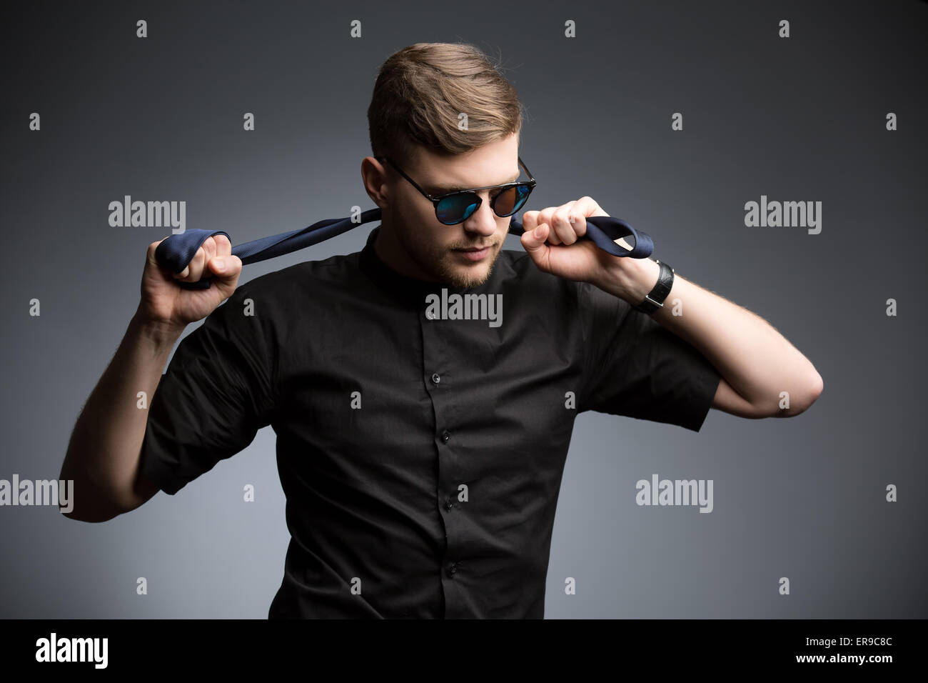 Stilvollen Mann im schwarzen Hemd und verspiegelten Sonnenbrillen Stockfoto