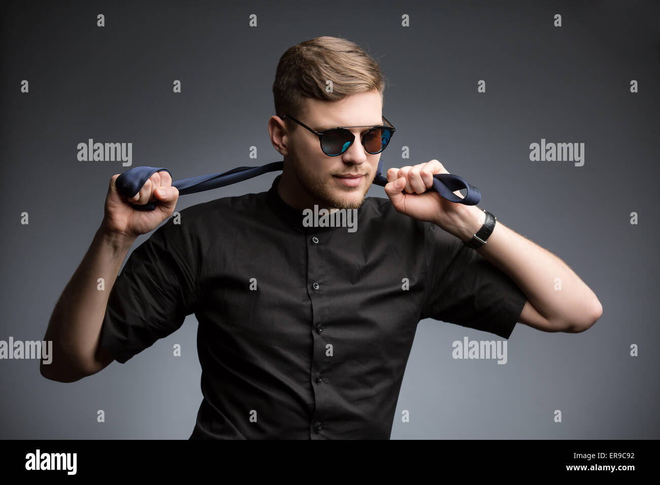 Stilvollen Mann im schwarzen Hemd und verspiegelten Sonnenbrillen Stockfoto