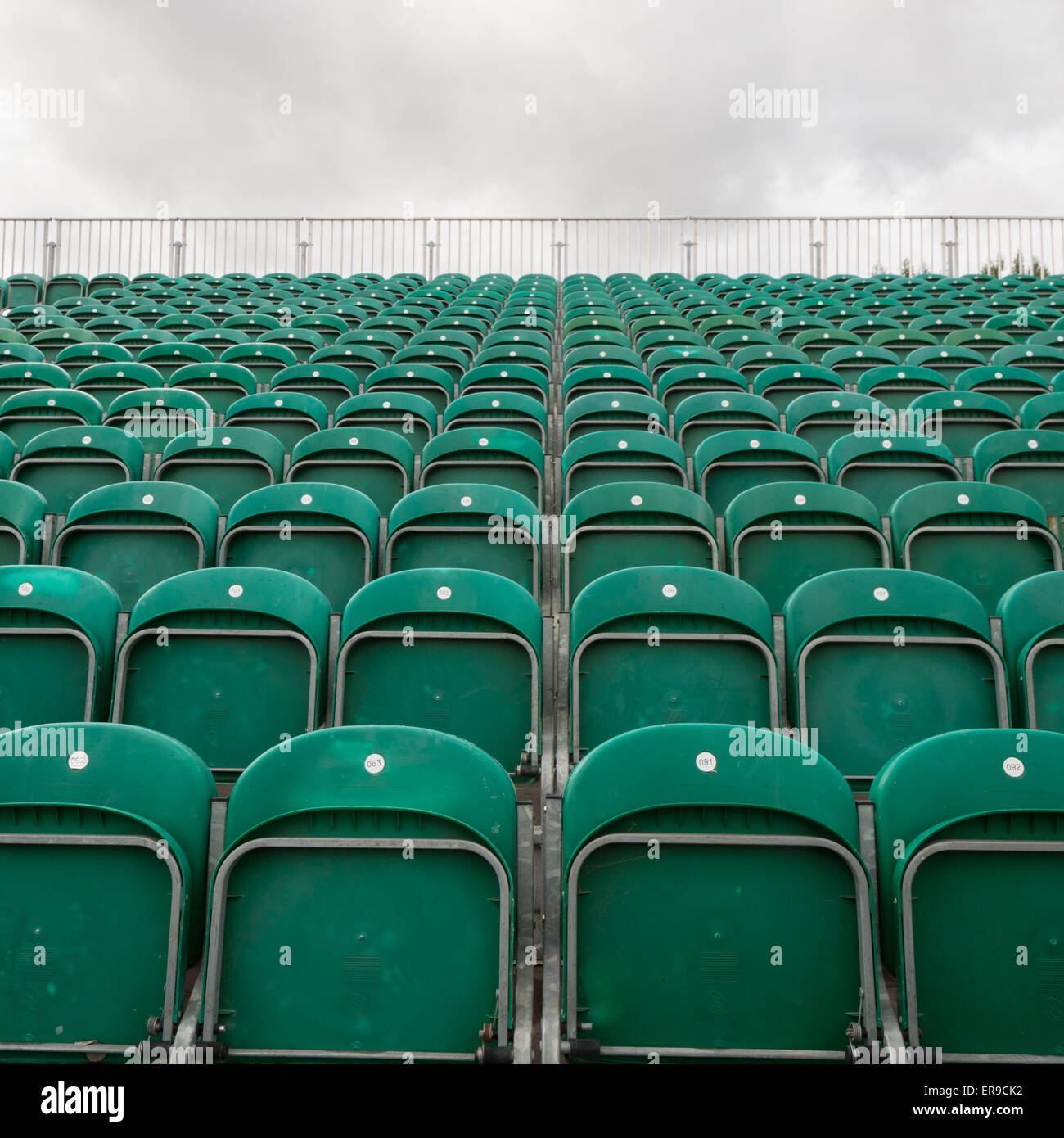 Leere grüne Stadionsitze Stockfoto