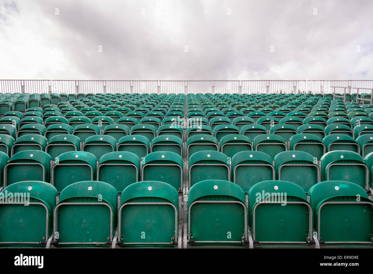 Leere grüne Stadionsitze Stockfoto