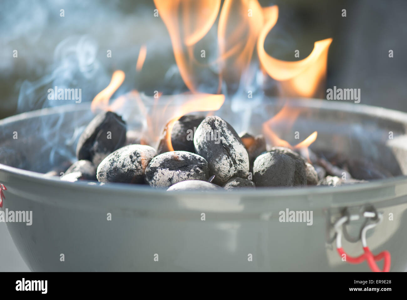 Barbeque-Grill, Rauch, Flammen Stockfoto