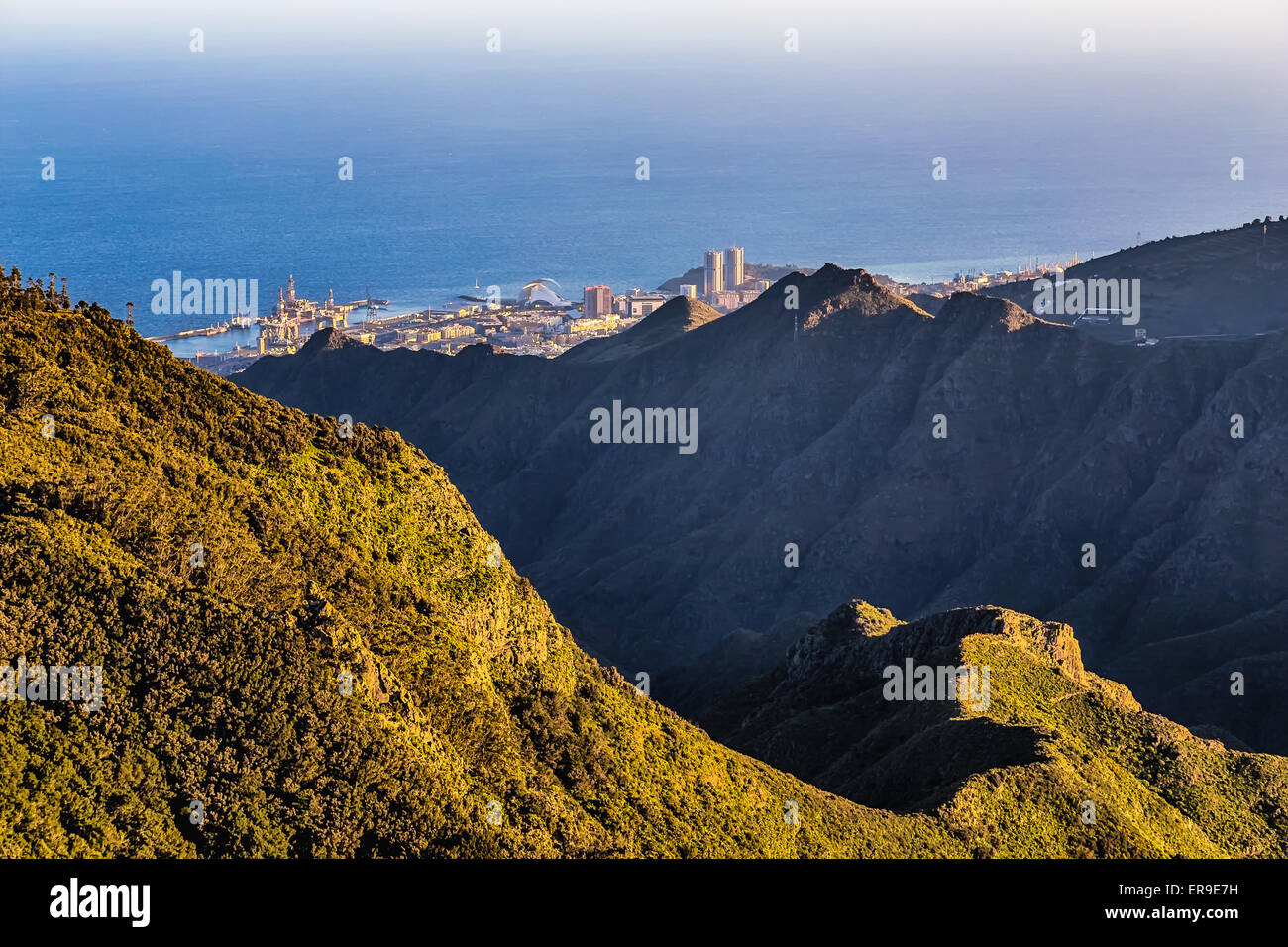 Küste des Atlantischen Ozeans mit grünen Berg oder Felsen und Himmel mit Skyline in Teneriffa-Kanarische Inseln, Spanien im Frühling oder Sommer Stockfoto
