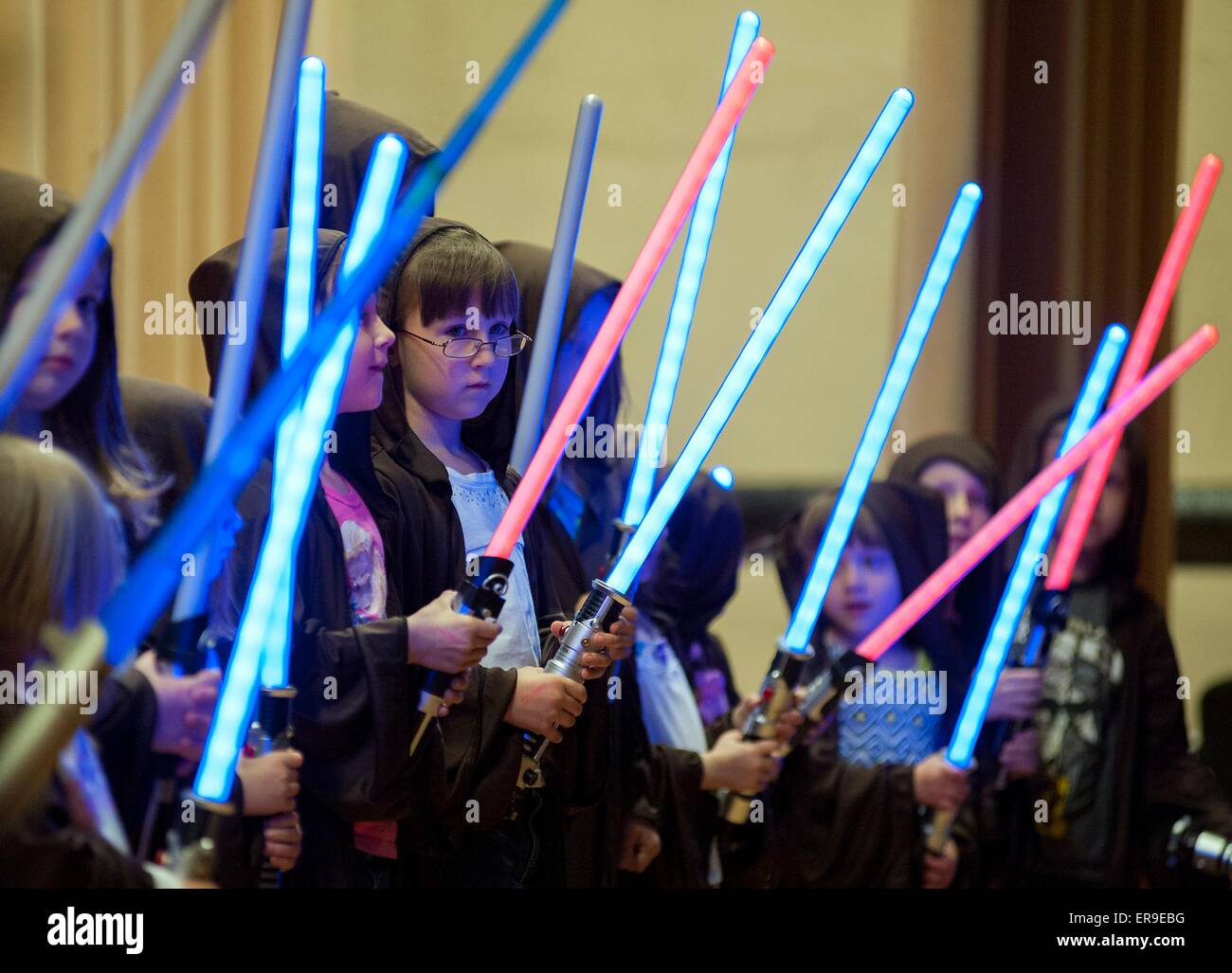 Kleine Kinder lernen, wie man Lichtschwerter zu verwenden, während die Star Wars Themen Jedi Academy am Carey Theater 2. Mai 2015 hauptsächlich in Lakewood, Washington. Stockfoto