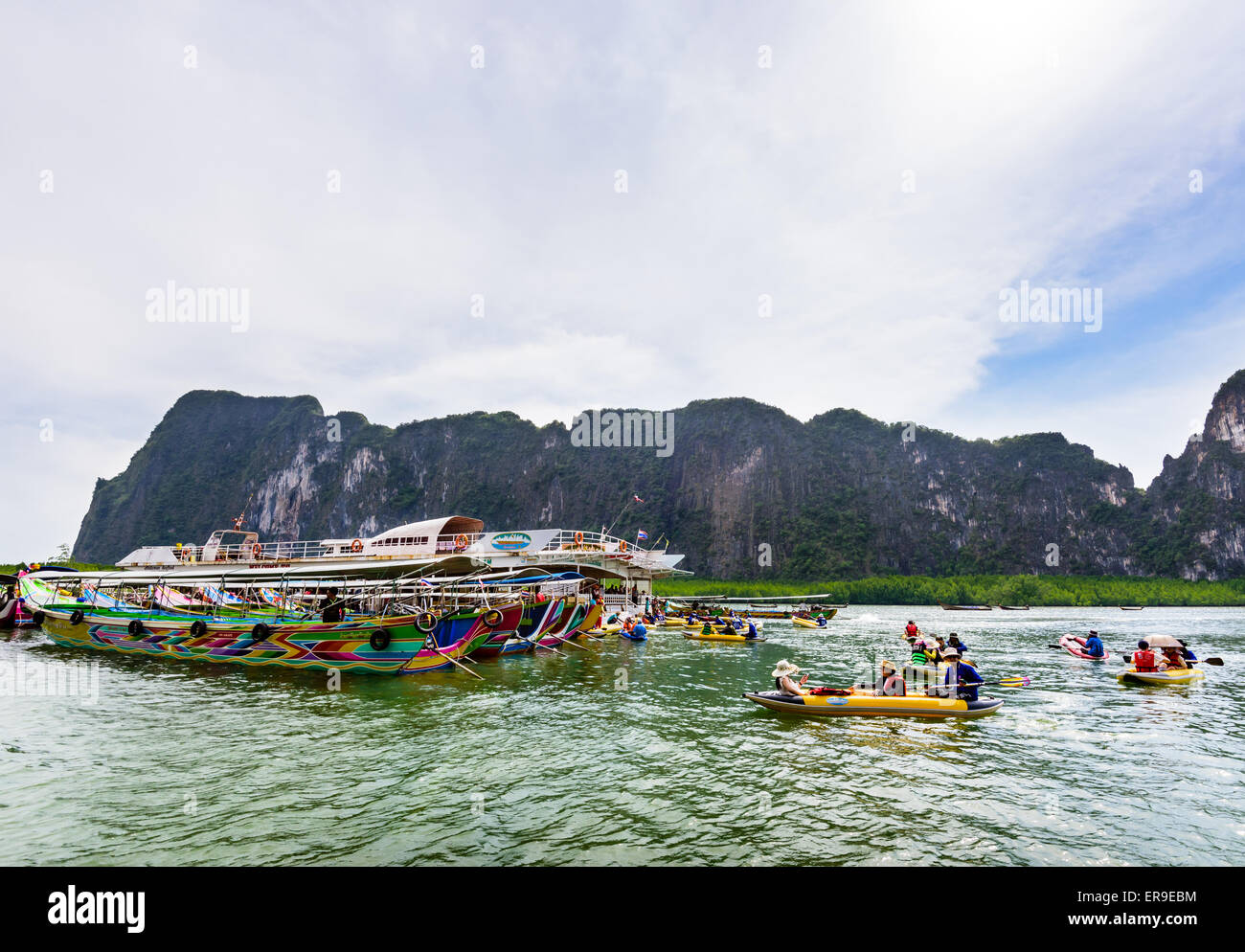PHANG NGA, THAILAND - 27. April 2015: Touristen freuen sich über das Kanufahren in der Nähe von Insel und große Schiffe auf dem Meer Oberfläche mit einer Stockfoto