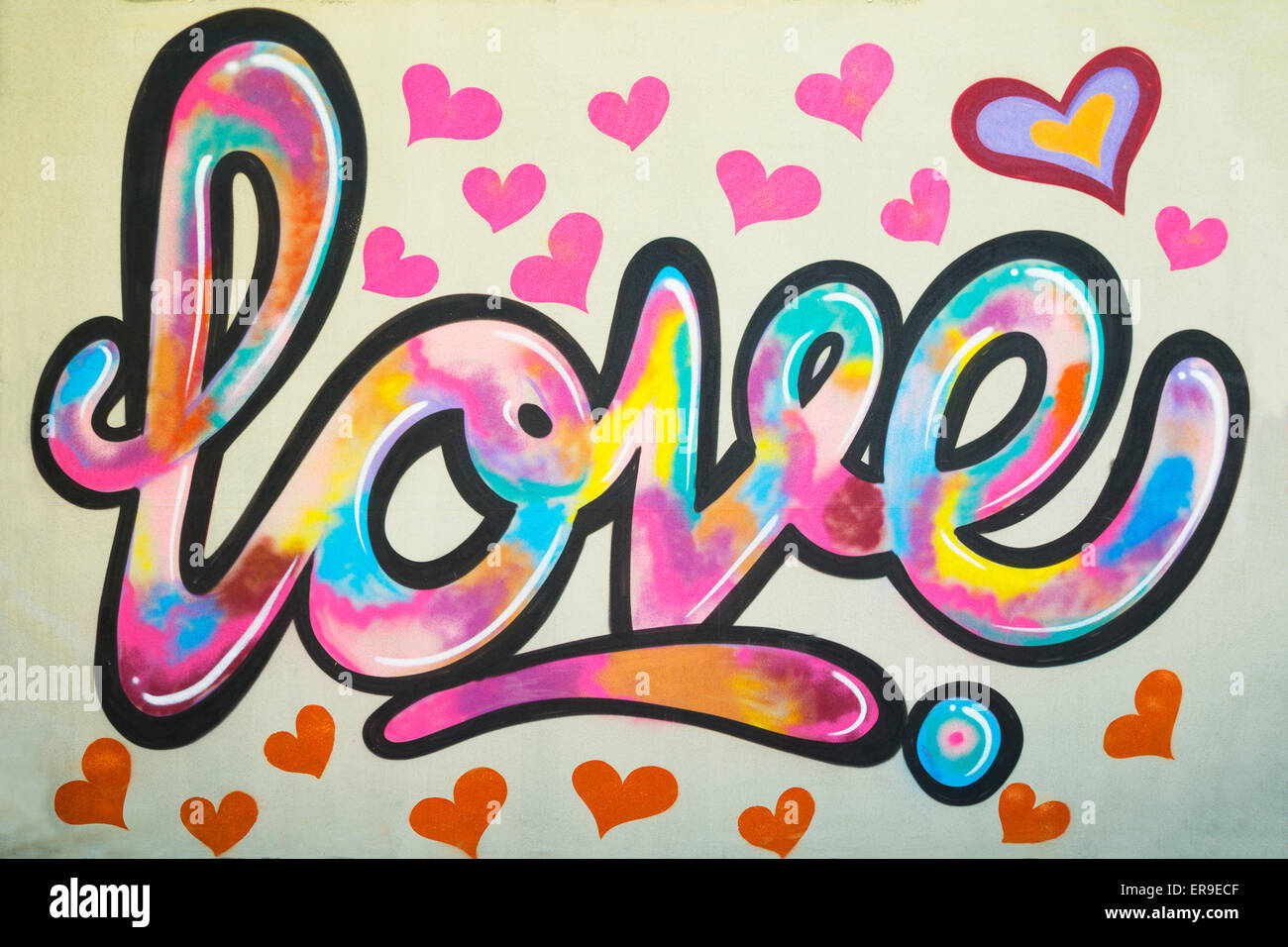 Graffiti Text Liebe an der Wand mit vielen rosa farbigen Herzformen um