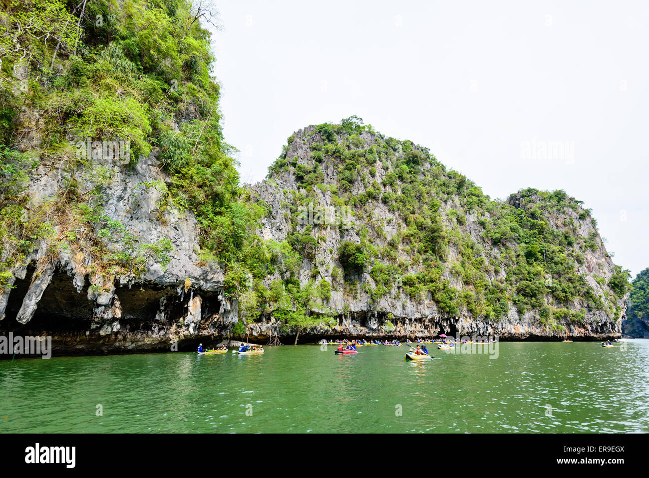 PHANG NGA, THAILAND - 27. April 2015: Touristen freuen sich über das Kanufahren in der Nähe von Insel auf der Meeresoberfläche bei Tham Lod Höhle in Ao Stockfoto