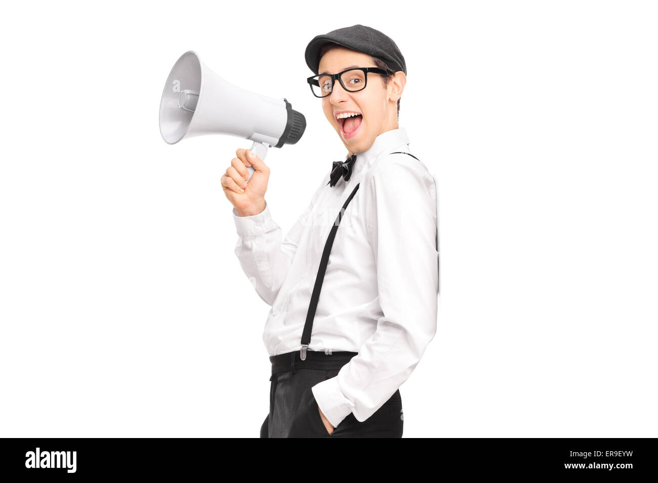 Künstlerische Jüngling spricht über ein Megaphon und lehnte sich gegen eine Wand isoliert auf weißem Hintergrund Stockfoto