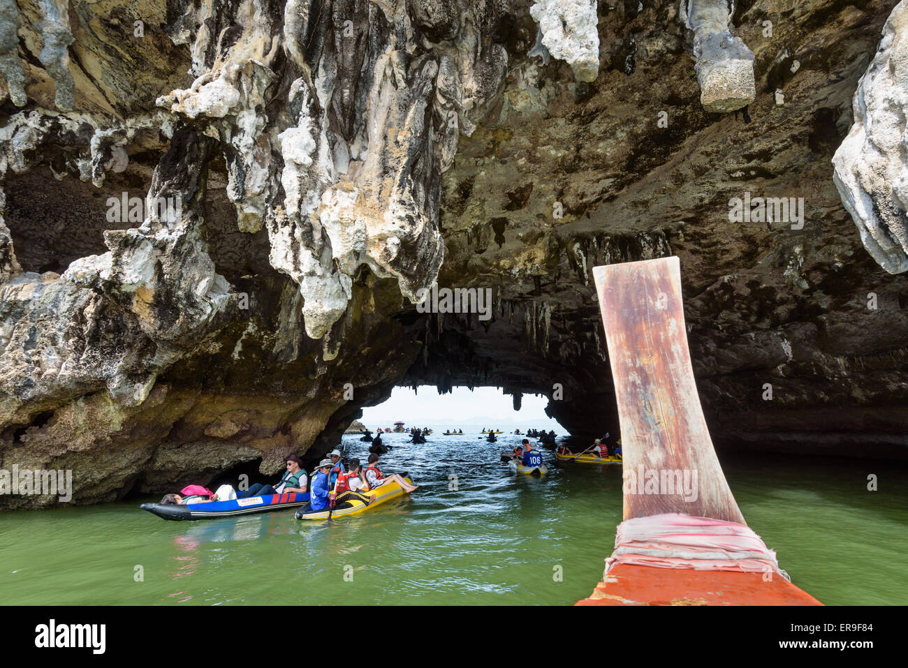 PHANG NGA, THAILAND - 27. April 2015: Glückliche Touristen im Kanu durch die Höhlen der Insel auf der Meeresoberfläche bei Tham Lod Höhle Stockfoto