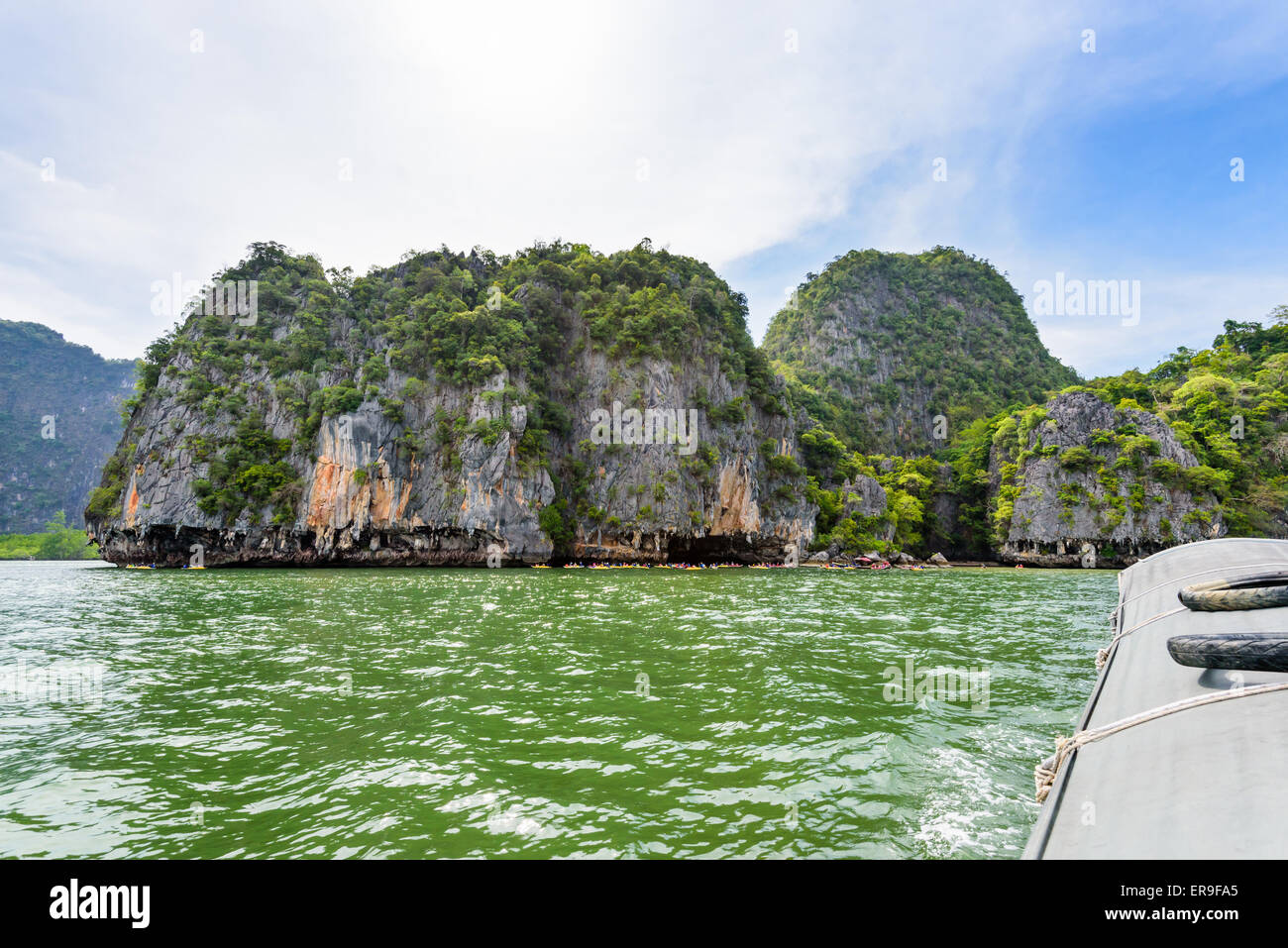 Schöne Landschaft der Insel Meer und Himmel im Sommer als Touristen freuen sich mit dem Kanu bei Tham Lod Höhle in Ao Phang Nga Bay Stockfoto