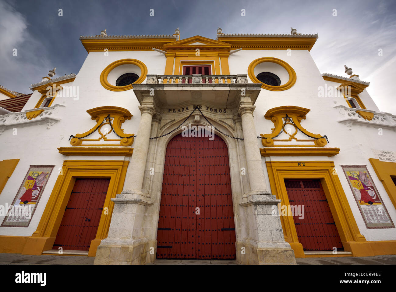 Haustüren und barocke Fassade von der Plaza de Toros Stierkampf ring in Sevilla Spanien Stockfoto