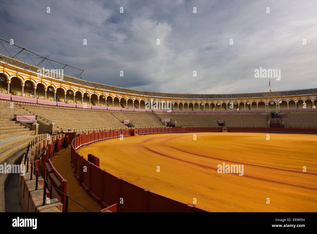 Golden Sand und leer steht bei Stierkampfarena in Sevilla Stockfoto