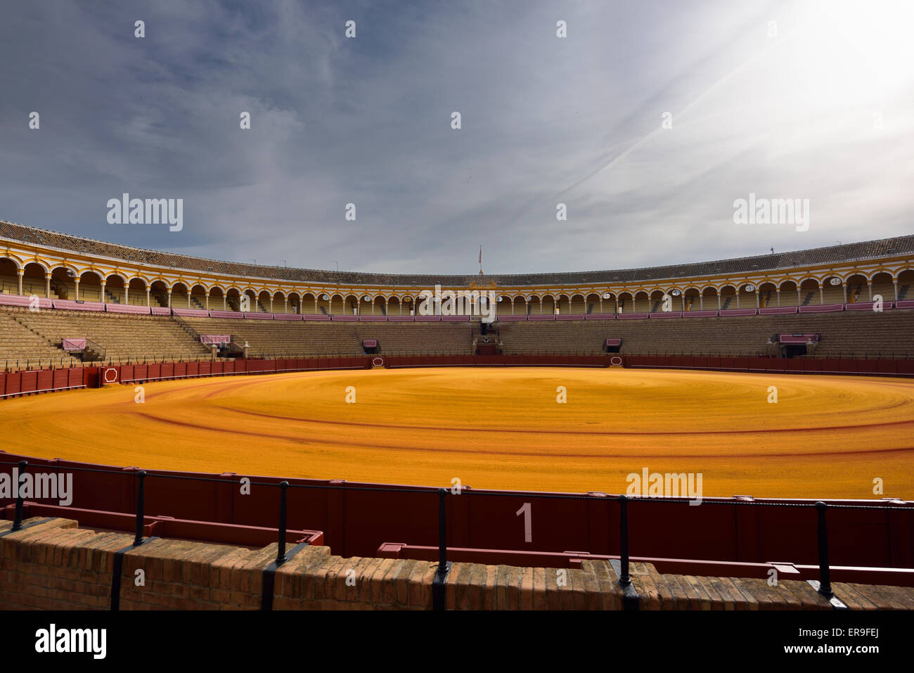 Goldene präparierten Sand und leer steht bei der Stierkampfarena in Sevilla Stockfoto