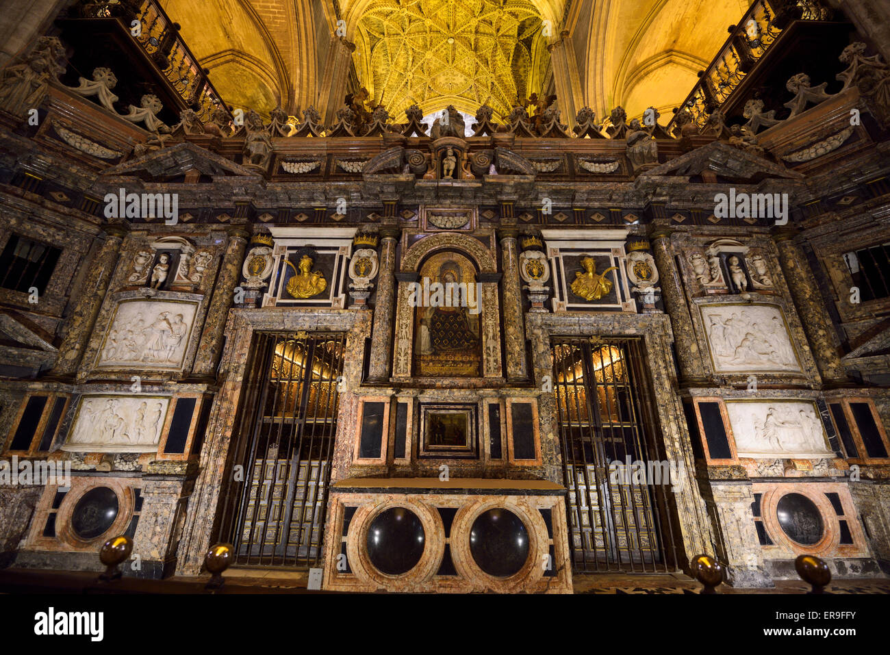 Reich verzierte Retrochor hinter dem Hochaltar in der Kathedrale von Sevilla Stockfoto