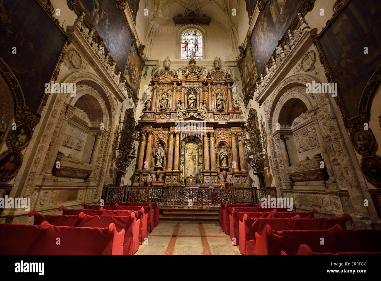 Reich verzierte Kapelle der Jungfrau von Antigua mit roten überdachte Bänke an der Kathedrale von Sevilla Stockfoto