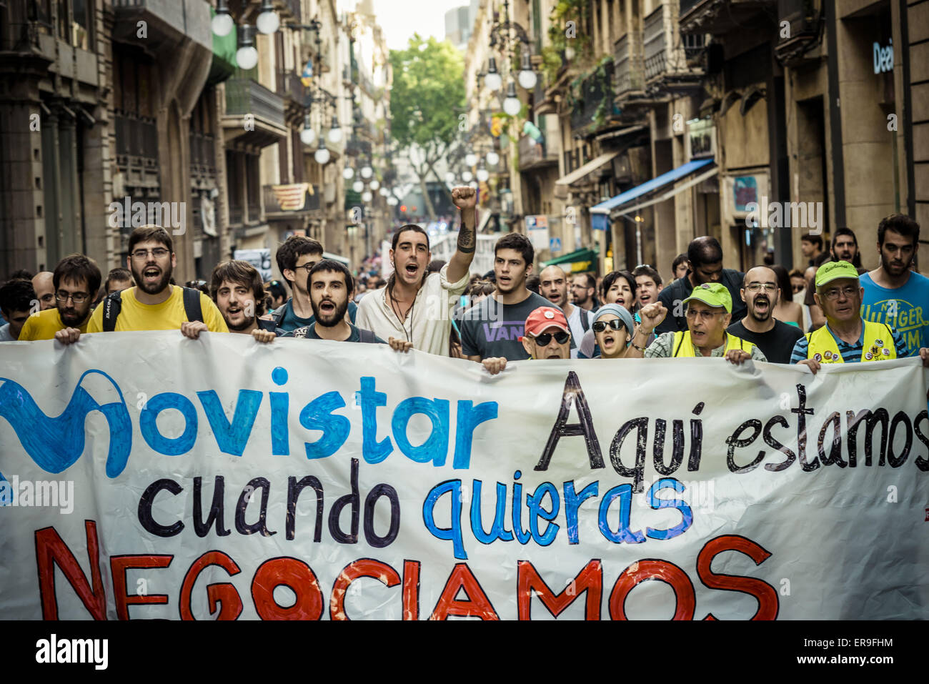 Barcelona, Spanien. 29. Mai 2015. Demonstranten rufen Parolen, wie sie in Solidarität marschieren mit markanten Subunternehmer "Movistar" durch die Stadt von Barcelona nach ein Richter die Räumung der besetzten "Mobile World Center" Kredit bestellt hat: Matthias Oesterle/ZUMA Wire/ZUMAPRESS.com/Alamy Live News Stockfoto