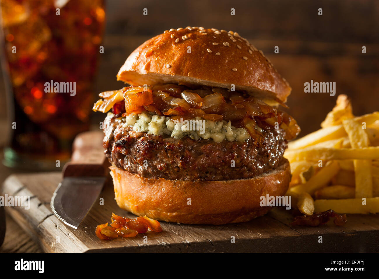 Saftige Blue Cheese Burger mit Zwiebeln und Speck Stockfoto