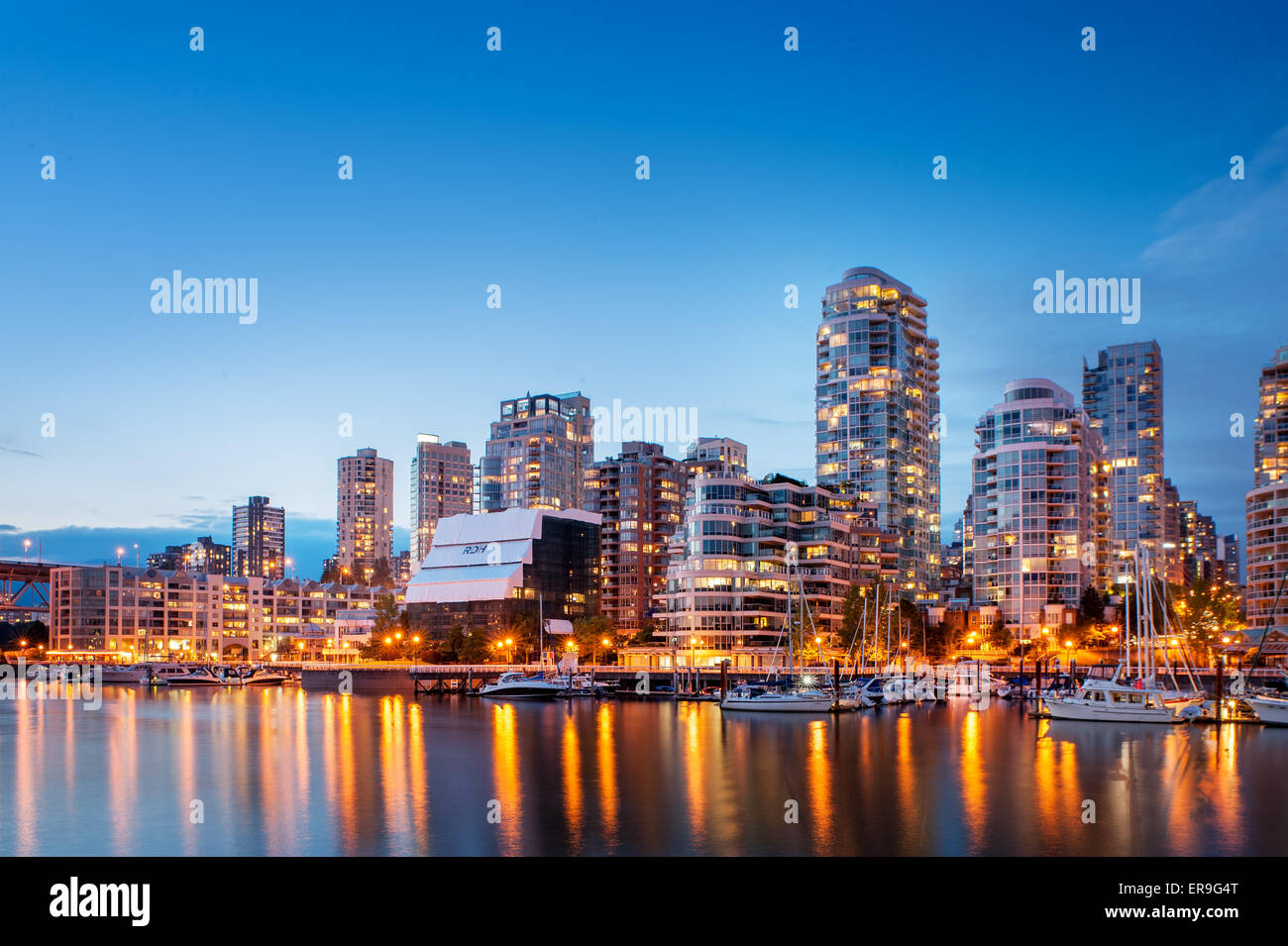 Skyline von Vancouver in der Abenddämmerung.  Vancouver British Columbia, Kanada Stockfoto